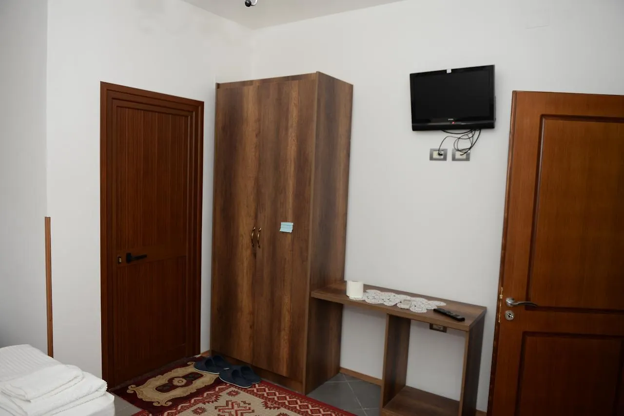 **** בית הארחה בראט Villa Juri Garden אלבניה